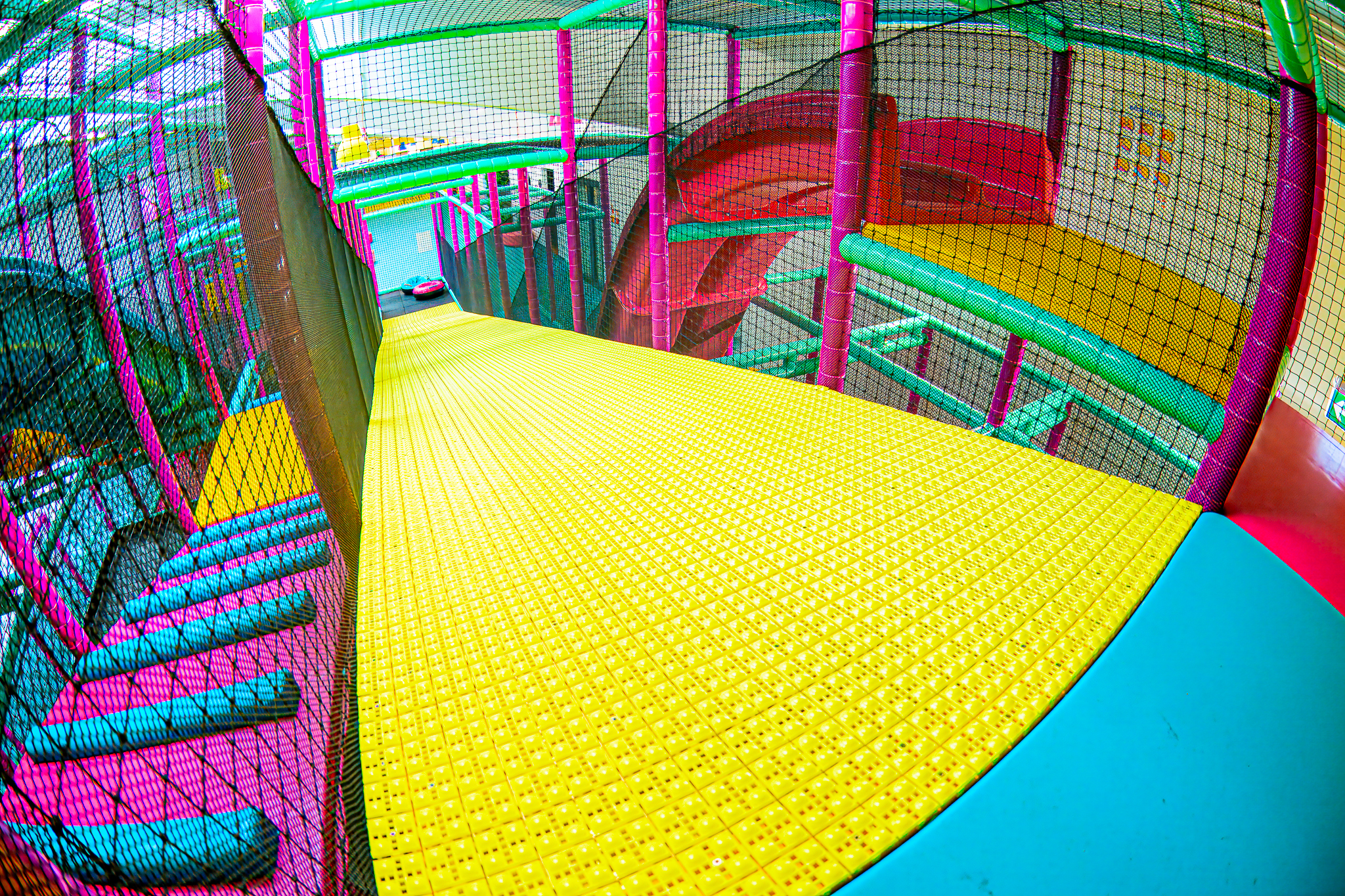 Promenades en toboggan et en ponton